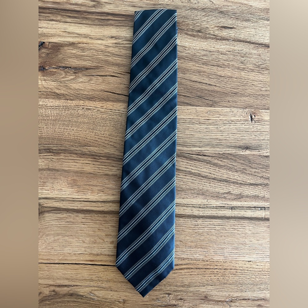Elegant Navy and Gray Striped Tie